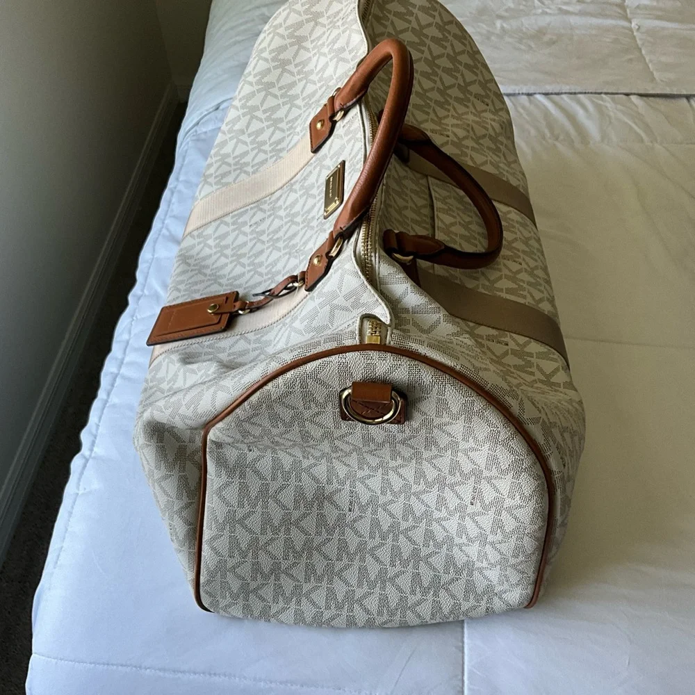 Michael Kors’s white duffel bag - Picture 2 of 7